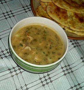 Pyszne curry z kurczakiem i ziemniakami w kuchni indyjskiej
