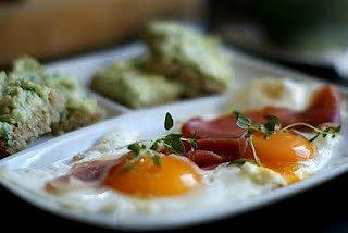Sadzone jajka z szynką parmeńską i pastą z avocado na kanapce
