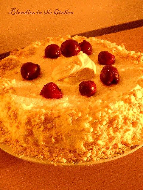 Tort bezowy z wiśniami na pierwsze urodziny bloga