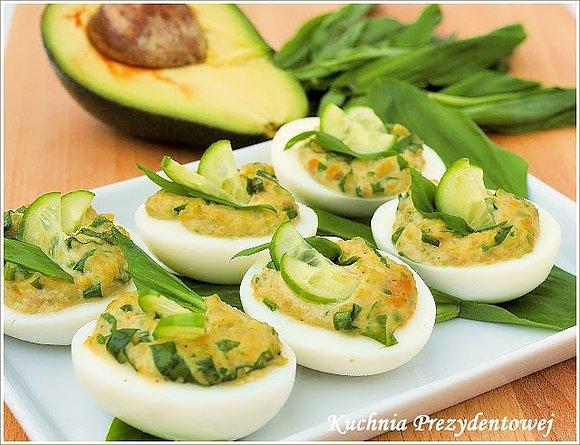 Jajka faszerowane avocado i niedźwiedzim czosnkiem