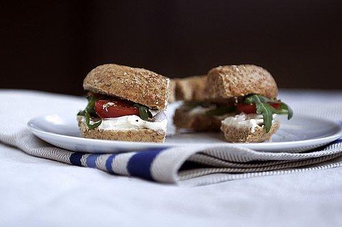 Bagel z serkiem śmietankowym, cebulą, pomidorami i rukolą