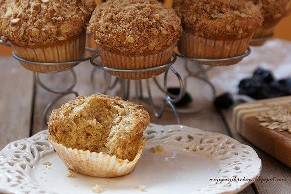 Muffinki z płatkami owsianymi, suszoną śliwką i chrupiącą kruszonką