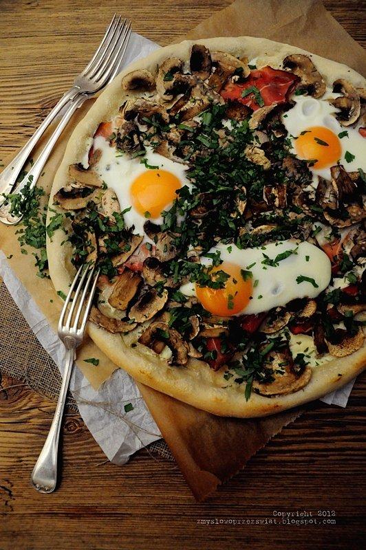 Pizza z mascarpone pieczarkami szynką szwarcwaldzką i jajkami