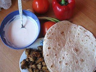 Tortilla z gyrosem, warzywami i sosem czosnkowym