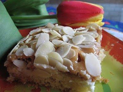 Ciasto przekładane kwaśną śmietaną i krówkami oblane
