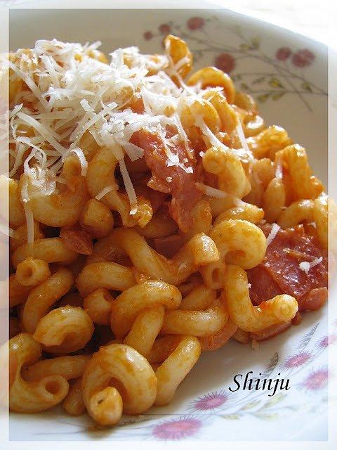 Makaron w sosie pomidorowym z prosciutto