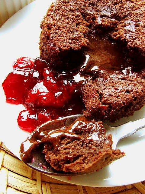 Lava cakes – słodkie czekoladowe ciastka na szybko