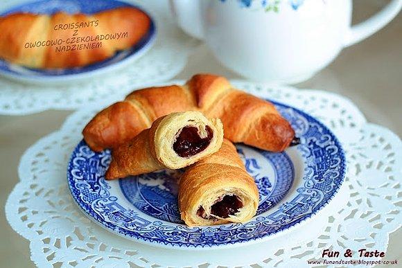 Chrupiące croissanty z owocami i czekoladą, ciepłe i smaczne