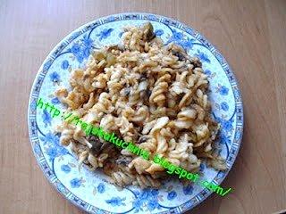 Makaron z pieczarkami i mięsem mielonym