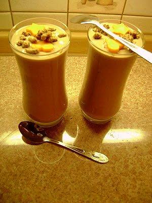Szybkie śniadanie smoothie z bananami i orzechami