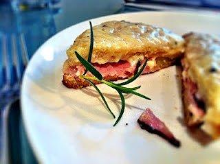 Croque monsieur – francuska pyszna sycąca przekąska