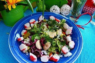 Sałatka z surimi, pieczarkami i ogórkiem
