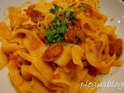 Tagliatelle w sosie serowo-pomidorowym z chorizo