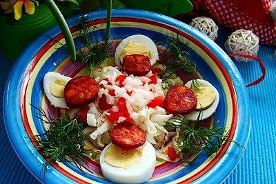 Sałatka z pekinki, kiełbasy chorizo i jajka