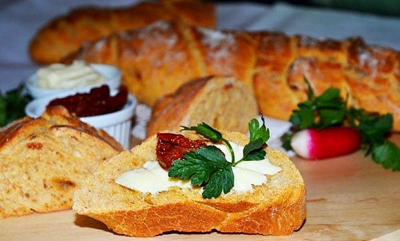 Chlebek pomidorowy na zakwasie z suszonymi pomidorami