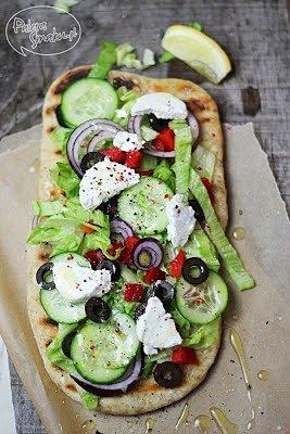 Grillowana razowa pizza z lekką sałatką i kozim serem