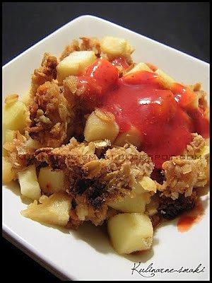 Chrupiace crumble jabłkowe z musem truskawkowym
