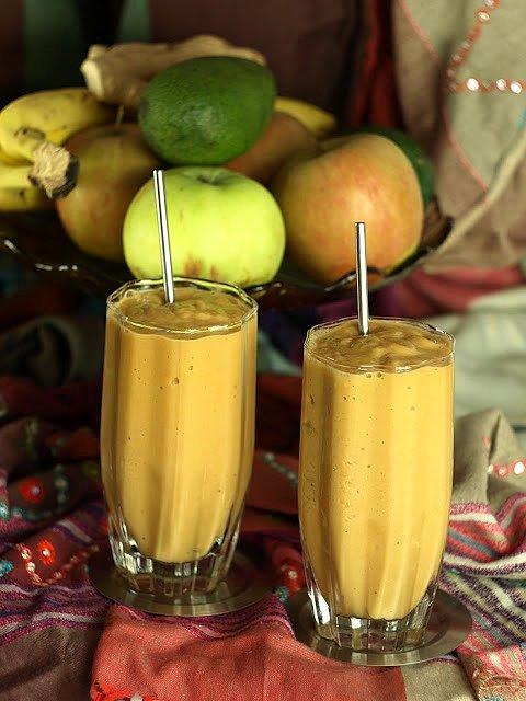 Kreatywny shake z awokado, bananów i pomarańczy