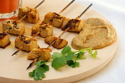 Szaszłyki z tofu z sosem satay i smoothie grejpfrutowo-rabarbarowe