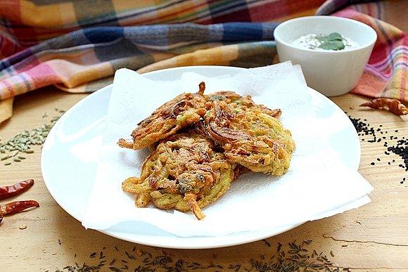 Cebulowe bhajias - fryzowane kawałki cebuli w cieście z mąki z ciecierzycy