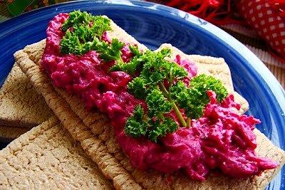 Pasta z buraczka z pieczywem