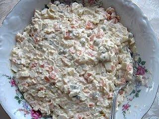 Sałatka warzywna z marchewką pietruszką i jabłkami