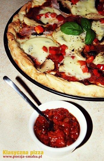 Klasyczna pizza z ciastem i sosem