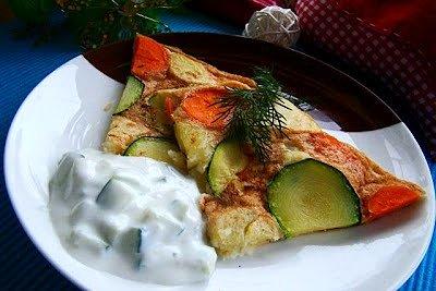 Frittata z sosem z ogórków zielonych i czosnkiem