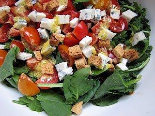 Sałatka ze szpinakiem i serem lazur