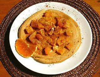 Orkiszowe pancakes z pomarańczami smażonymi w maśle