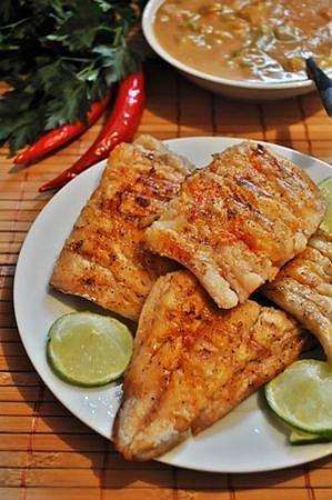 Grillowana ryba z sosem z awokado