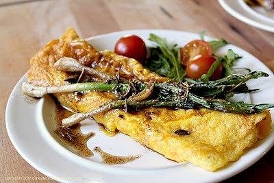 French omlet z młodym czosnkiem