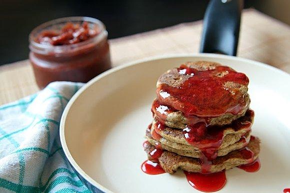 Pancakes z syropem z rabarbaru