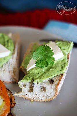 Warszawskie śniadanie z jajkami sadzonymi w papryce i guacamole z młodym czosnkiem