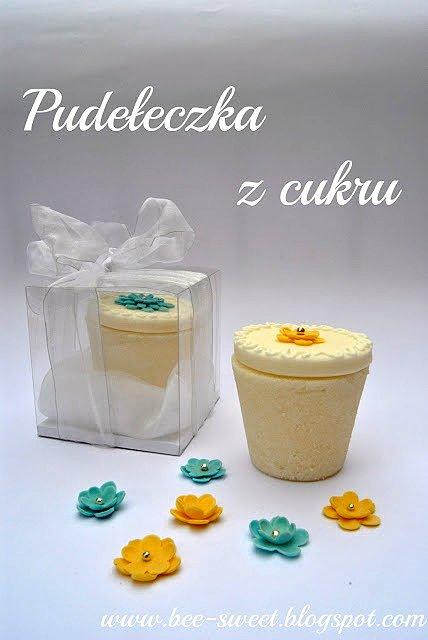 Słodkie pudełeczka z lukrem plastycznym i cukierkami