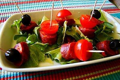 Koreczki z chorizo i oliwkami na przekąskę na majówkę