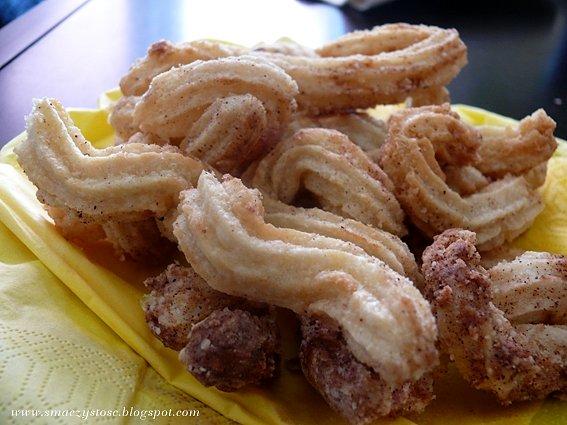Churros z ciepłym sosem czekoladowym