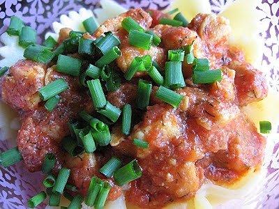 Farfalle w sosie pomidorowym z kurczakiem