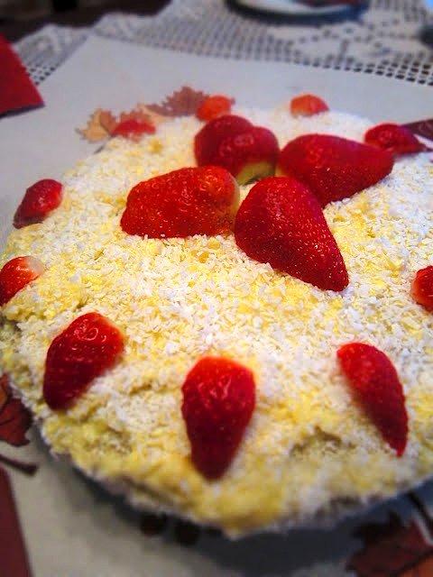 Tort biszkoptowy z truskawkami