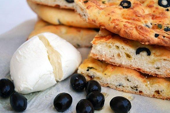 Focaccia z oliwkami, mozzarellą i pietruszką