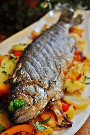 Ryba pieczona z papryką chili i ziemniakami