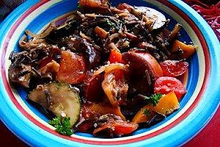 Warzywa smażone z ryżem dzikim i parmezanem