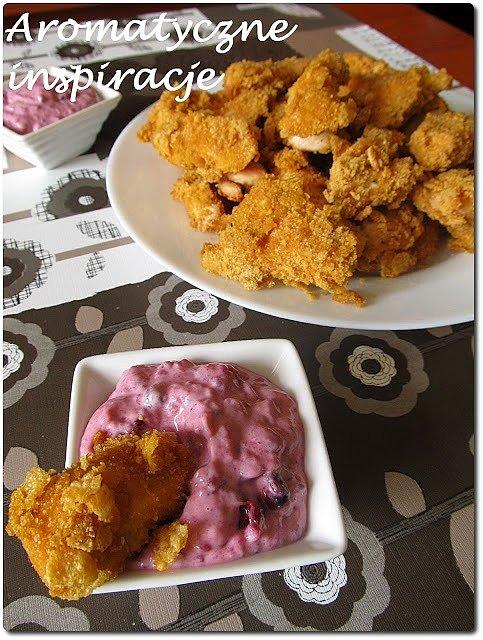 Nuggetsy z sosem z czarnej porzeczki
