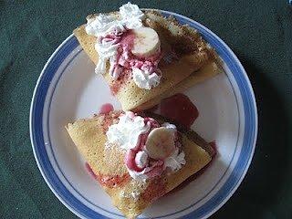 Naleśniki z brzoskwiniami, bananem i ananasem