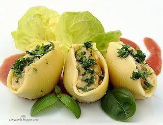 Fascynujące conchiglie w pomidorowym sosie