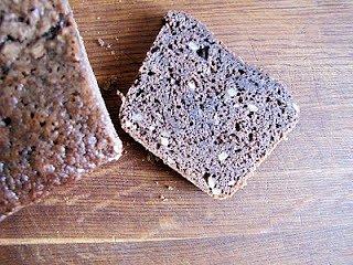 Czarna babka na słodko z ziarnami słonecznika