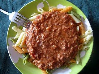 Makaron z tuńczykiem i sosem pomidorowym
