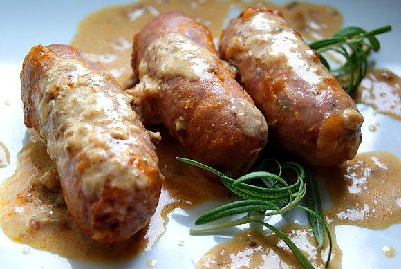 Biała kiełbasa z rozmarynem w sosie chlebowym