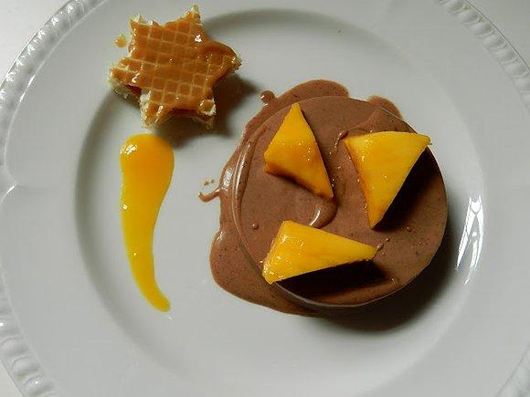 Czekoladowy sernik na zimno z mango