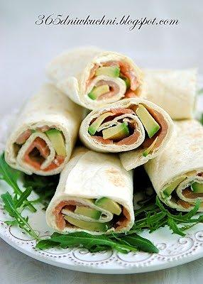 Tortilla z łososiem i awokado